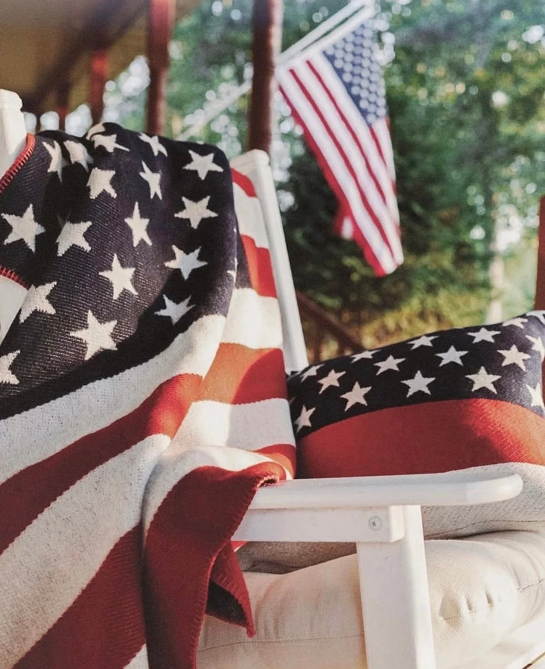 A holiday weekend at the lake is calling, and @faribaultmill has the stars, stripes and style to match! 🌟 Made for slow mornings on the porch, afternoons by the water, and celebrations that linger well into the evening, their timeless American Flag 