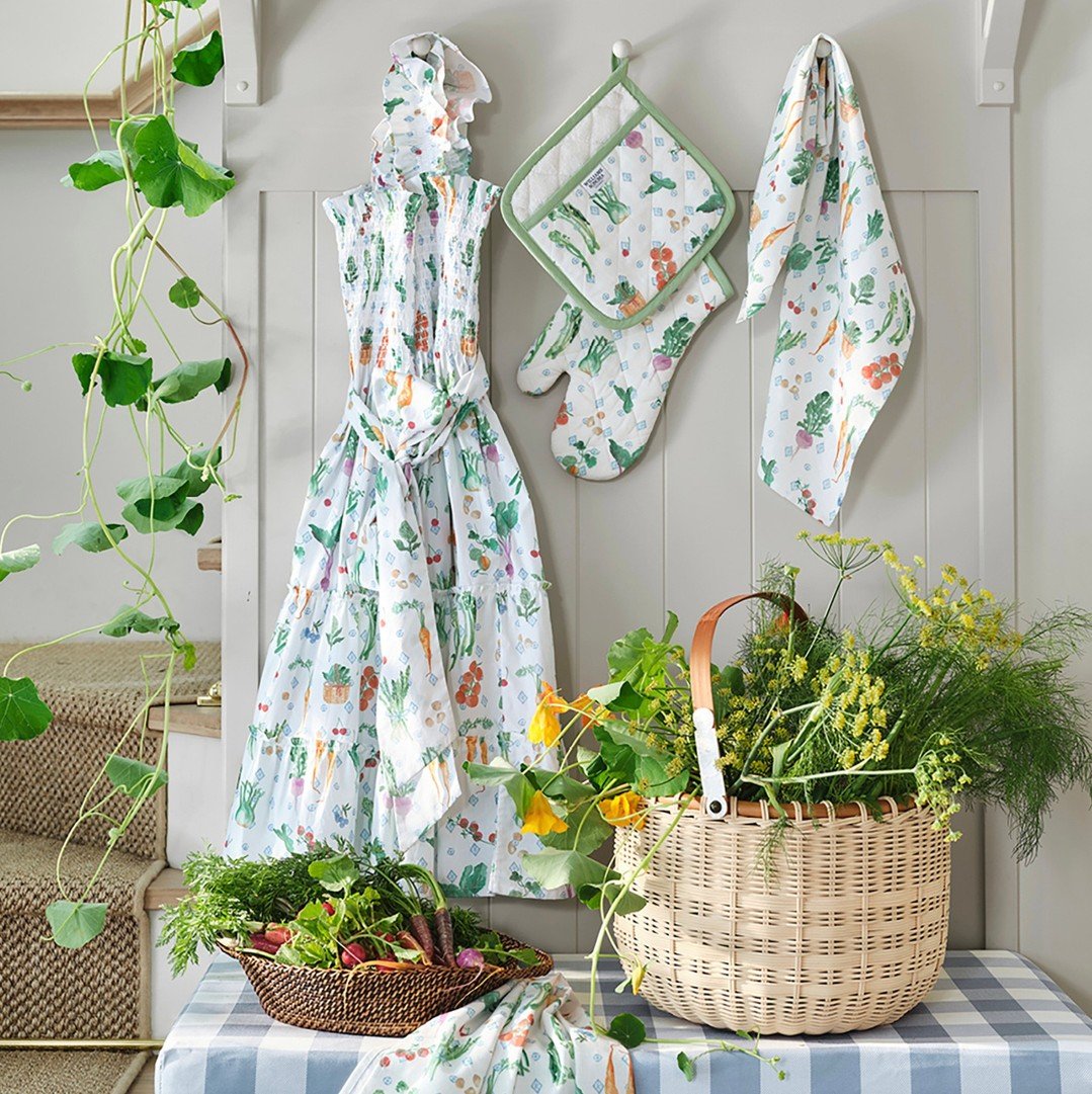 From late summer soir&eacute;es to the first gatherings of fall. 🌼 @williamssonoma's collaboration with Nell Diamond of @hillhouse is filled with beautifully crafted entertaining essentials, signature prints and timeless pieces designed to make ever