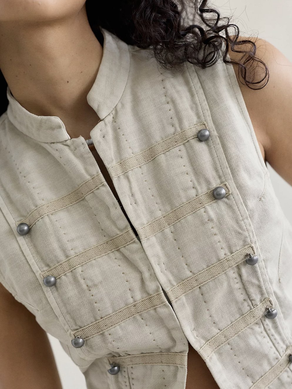 Trend radar: statement-making military styles. With intricate stitching, eye-catching hardware, and heritage-inspired details, @freepeople is putting a modern spin on the timeless silhouette. Consider this your fall fashion marching orders. ✨⁠