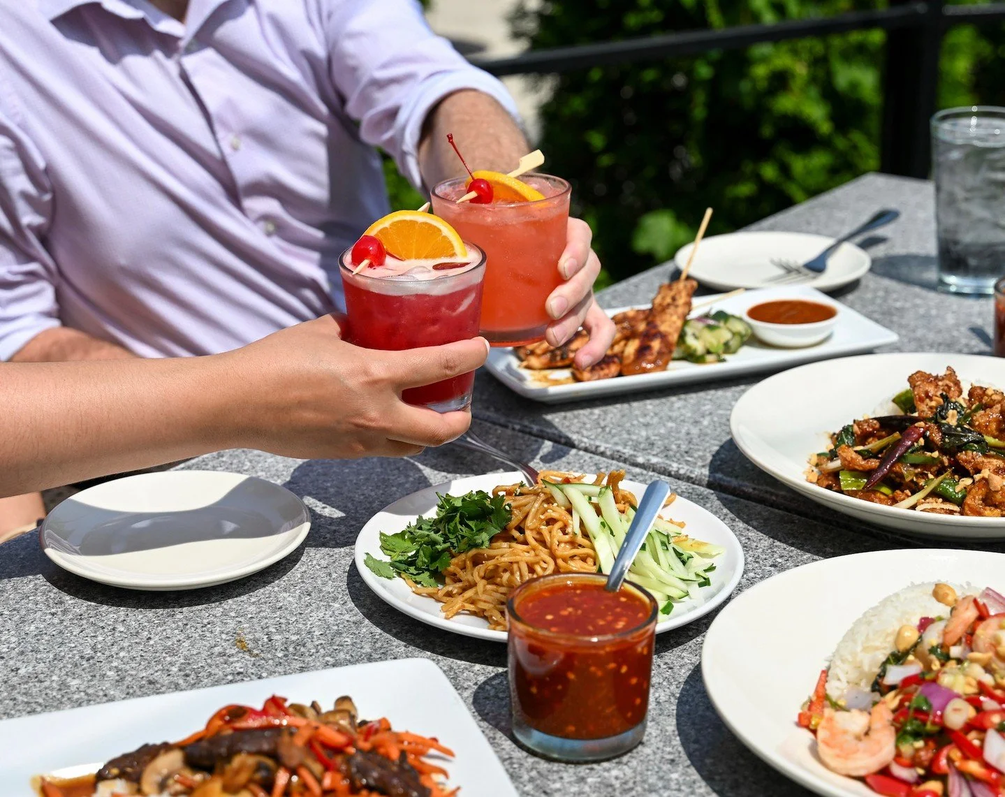 As the unofficial last weekend of summer draws closer, we're soaking up every last bit of sunshine and patio season while we still can! ☀️ Stop by @bigbowlbuzz this week for your favorite Chinese and Thai dishes, best enjoyed al fresco with a sweet s