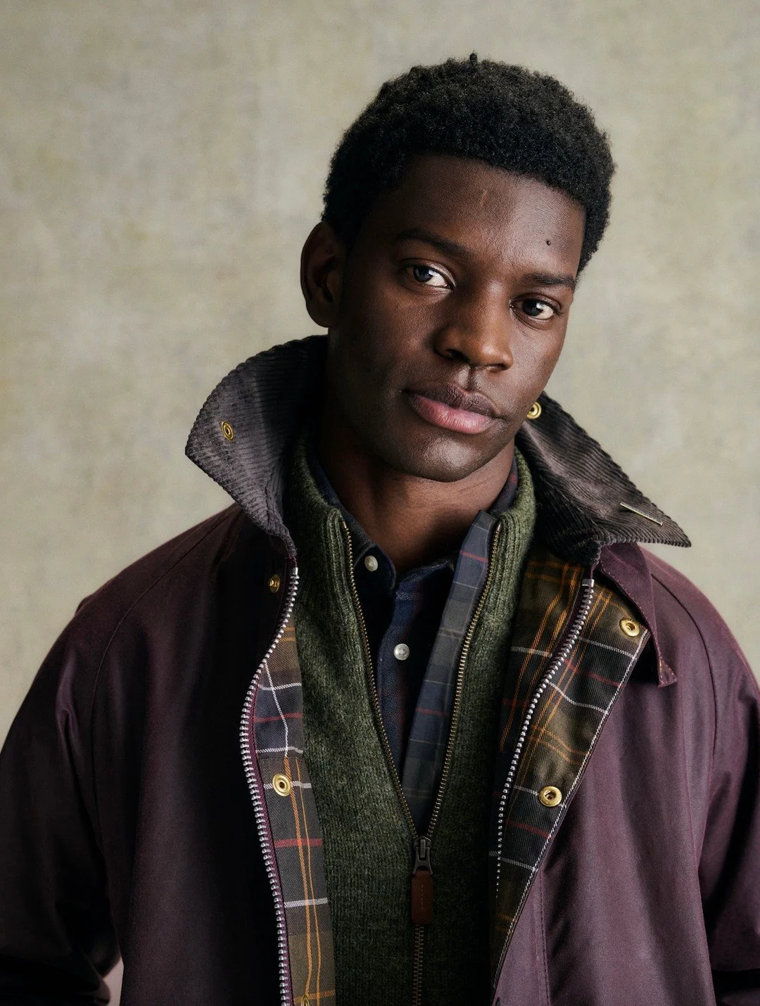 Bordeaux is having a moment, and @jhmenswear understood the assignment. 🍷 The iconic @barbour Beaufort Wax Jacket has been reimagined for fall in this rich seasonal hue, complete with its signature waxed finish, tartan lining, and cord collar. One t