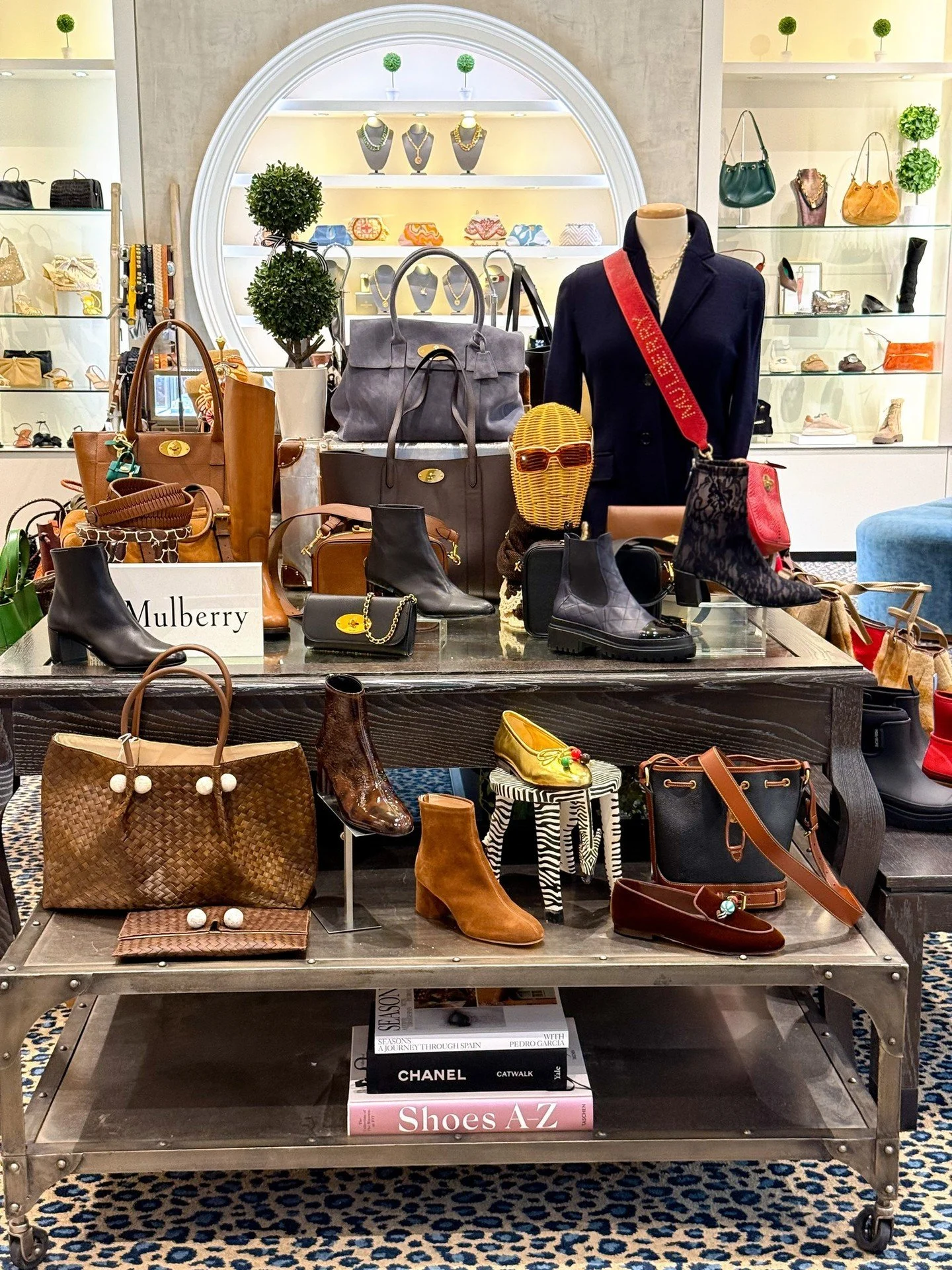 Texture is having a moment at @pumpzco, and we can't get enough of their top picks for fall! 👢 Think glossy leather boots, buttery suedes, woven handbags, statement clutches, and all the finishing touches that make autumn fashion that much more fun.