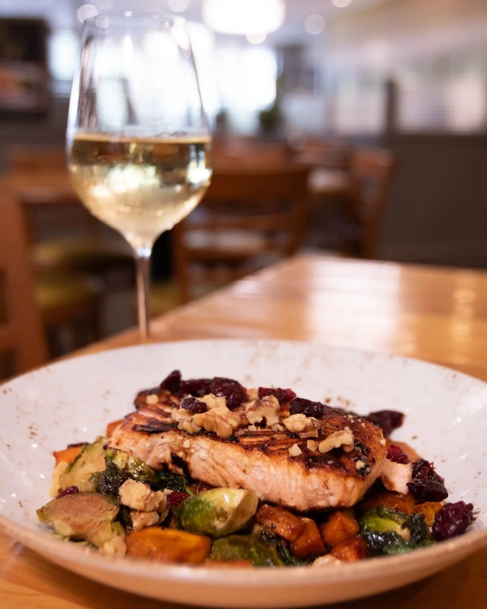 Savor the flavors of fall with @good_earth_edina&rsquo;s new seasonal dishes! 🍲 From Maple Glazed Salmon and Coconut Curry Chickpeas to hearty Bison &amp; Three Bean Chili, their autumn menu is filled with comforting flavors made for cooler days ahe