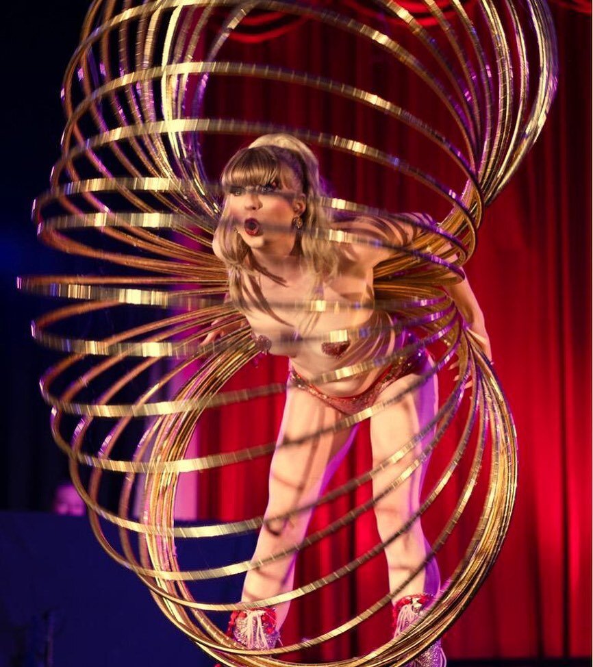 Feeling... slinky? 🤩 Comment here if you&rsquo;ve ever seen an audience member catch Hannie&rsquo;s famous flying clothing! 👱🏻&zwj;♀️DM us if you want more info on the makeup workshop!  #yummytheshow #hanniehelsden @hanniehelsden