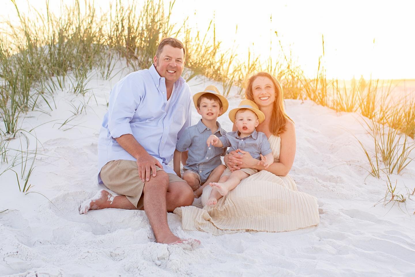 It was sooooo good to see Laura and her family again!! So much fun #Boldemotionalcolorful #familyphotos #sarasotafamilyphotographer #kindredmemories #sarasotaphotographer #annamariaislandphotographer #tampaphotographer #siestakeybeach #siestakey #swf