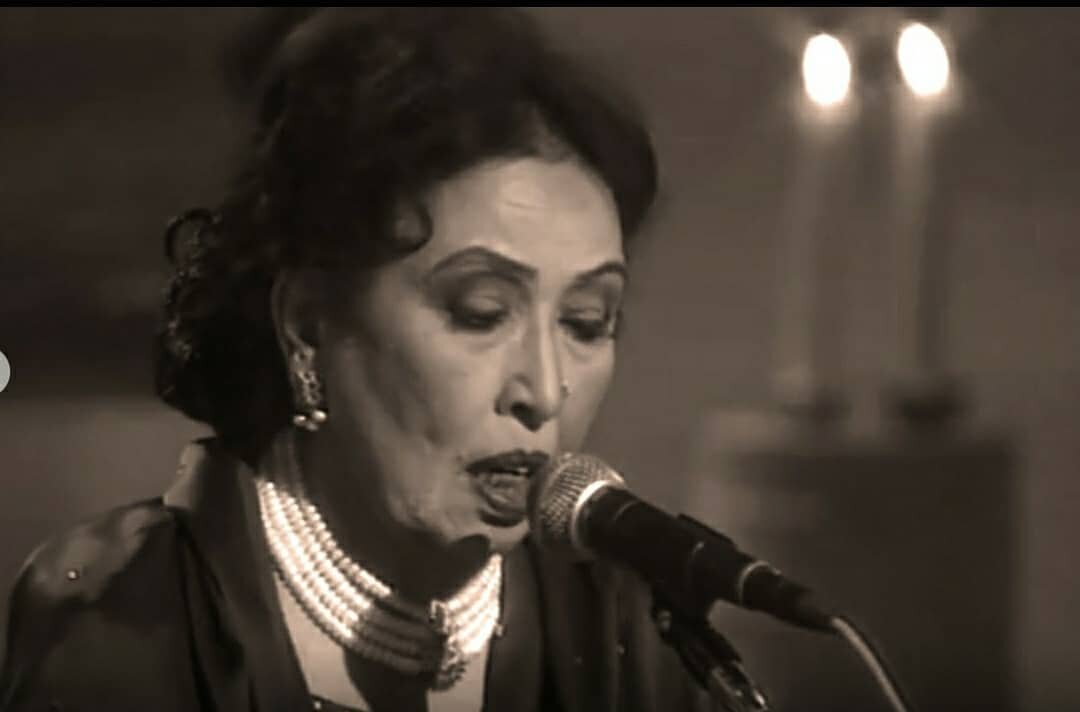 Remembering #Faiz Sahab today on his birthday, and thinking about the famous Iqbal Bano's resistance through Faiz Ji's words and a black sari. 

February 1985, Iqbal Bano performed Faiz&rsquo;s ghazal &lsquo;Hum Dekhenge&rsquo; (We Will See) at Al Hu