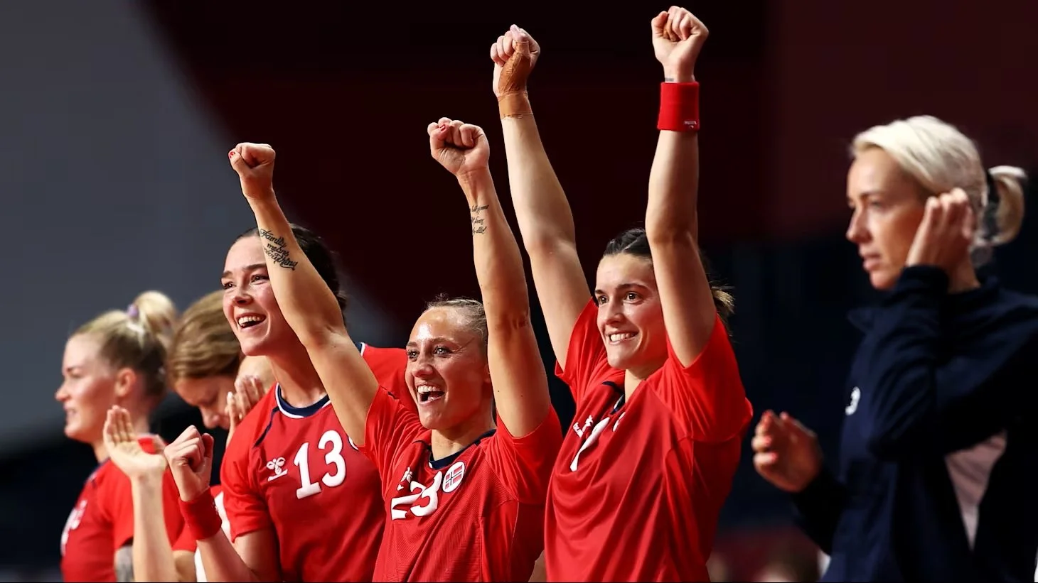 On apprend très jeunes aux joueuses scandinaves de handball à lever les deux bras au ciel au moindre duel remporté.