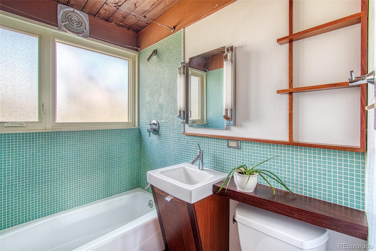 1431 E Dartmouth Avenue - Arapahoe Acres - Mid-Century Modern Home - Englewood, Colorado - Bathroom