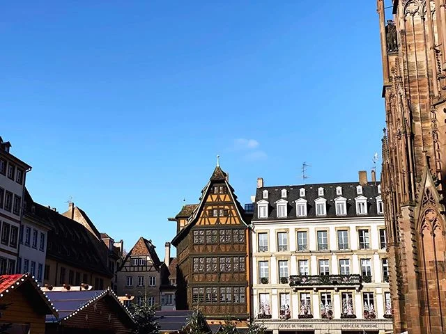 I prefer the German Xmas markets (maybe I’m a little biased) (🤗🤗🤗) but DAMN Strasbourg is beautiful. ✨
