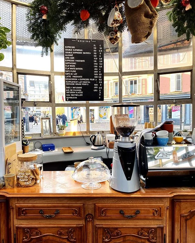 Stumbled upon this gem of a coffee shop while wandering around Strasbourg yesterday. The kiosk used to house a florist but is now used to serve up delicious (house roasted) coffee. ✨