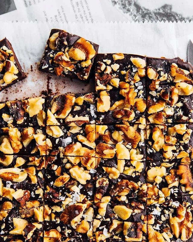 Vegan fudge that‘s indistinguishable from the dairy-laden fudge I used to eat as a kid. Swear it. 😎 Nutty dark chocolate fudge created in partnership with my pals at @bobsredmill. ✨ This stuff is so easy to whip up and maaaybe just a little addictive. WARNED YA. #bobsredmill