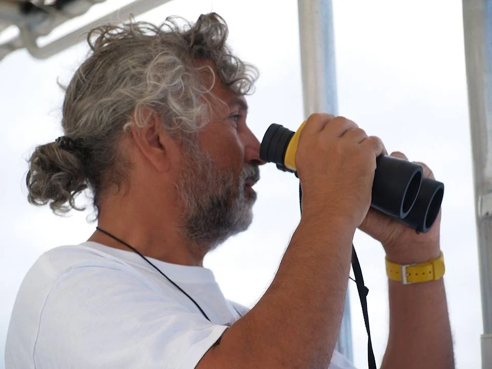 Thierry Zysman WHALES SPECIALIST Since 25 years, Thierry observed polynésians cetaceans. Thanks to his work we can observe, learn and understand the behaviour of humpback whales. Let him tell you stories and be amazed !