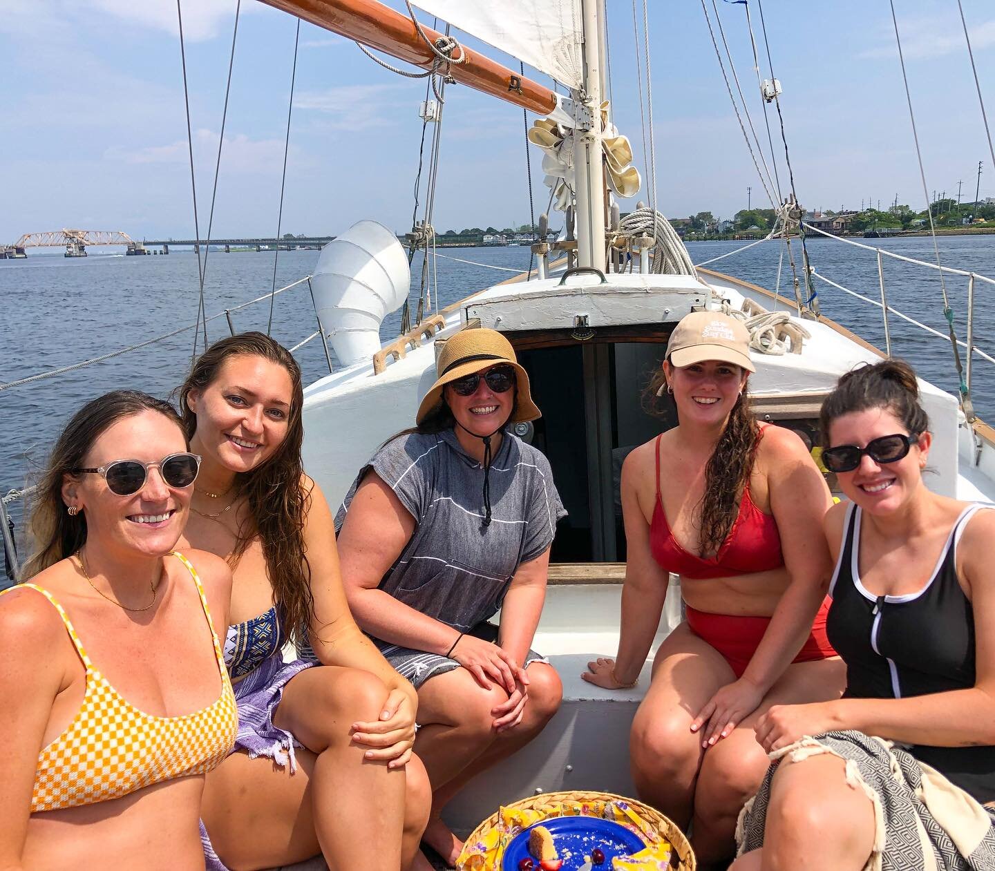 Ready to escape the hustle and bustle of NYC?  Set sail on a three hour daysail aboard Schooner Deliverance in Jamaica Bay. It&rsquo;s time to unwind and experience bliss on the water. Swipe ➡️ to get $100 off your 3 hour sail with our code!
&bull;
&