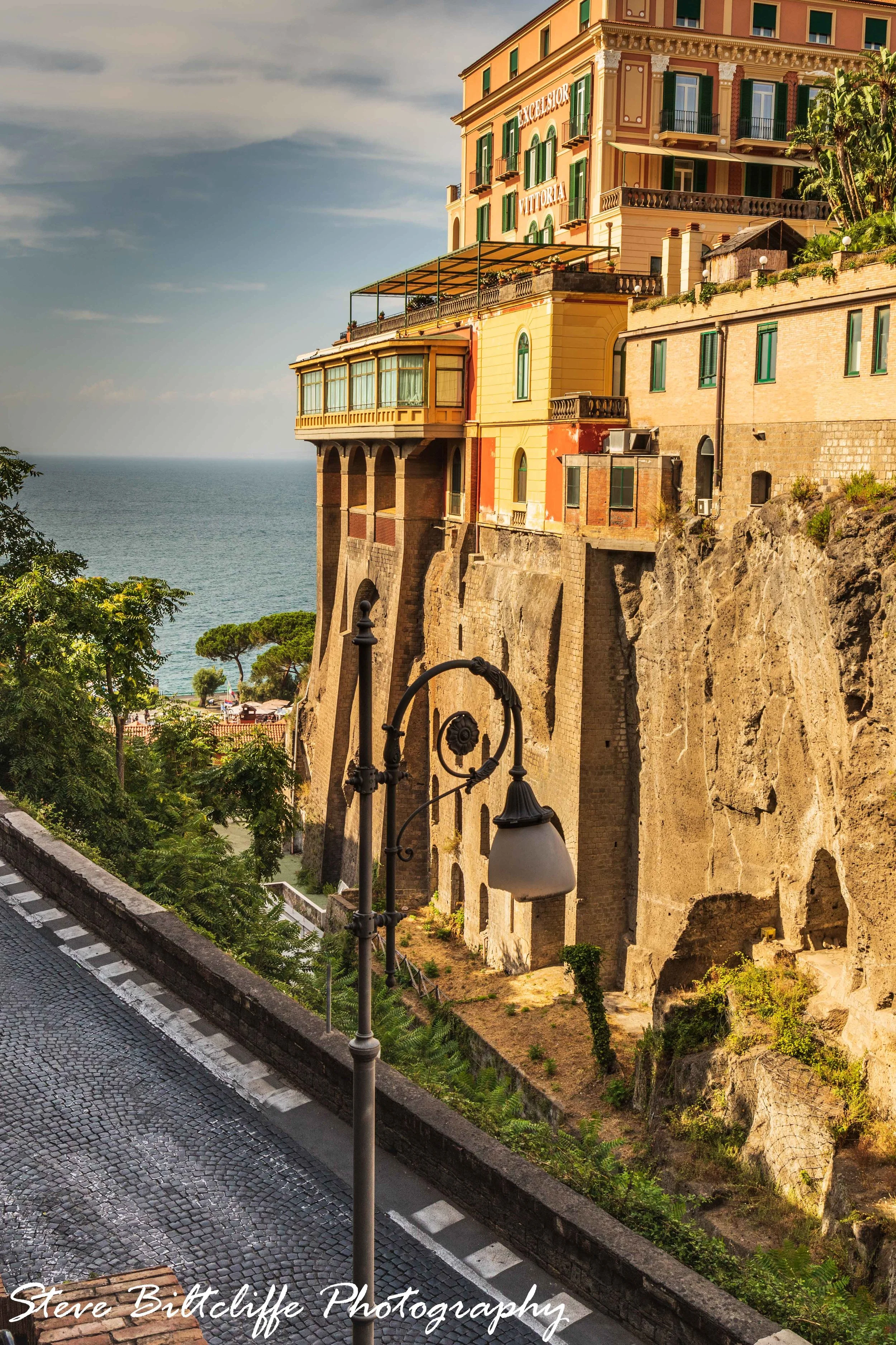 Sorrento - The steep road down to the harbour