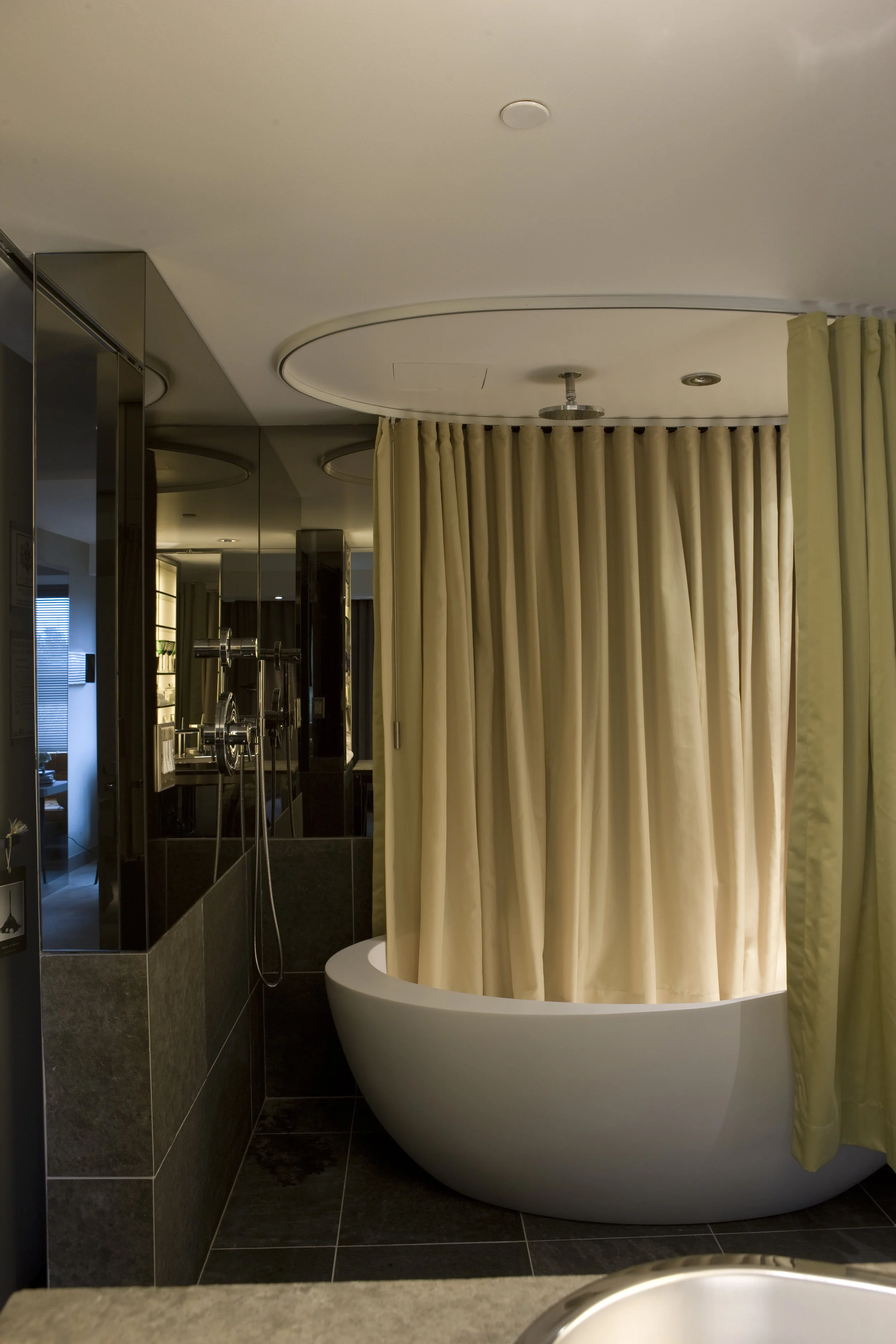 SLS_GuestRoom_SuperiorDouble_8606.jpg