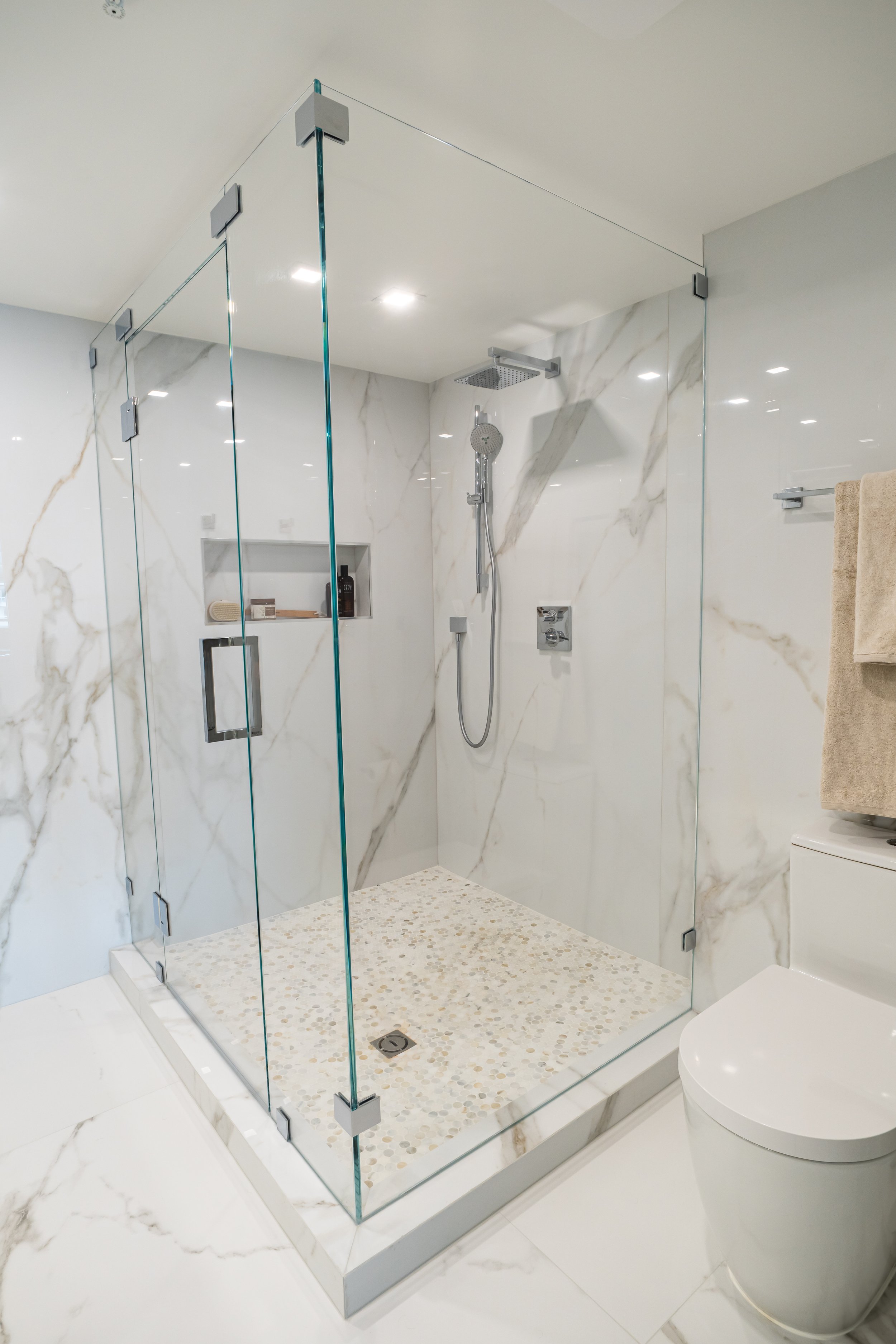 Master Bathroom 04.jpg