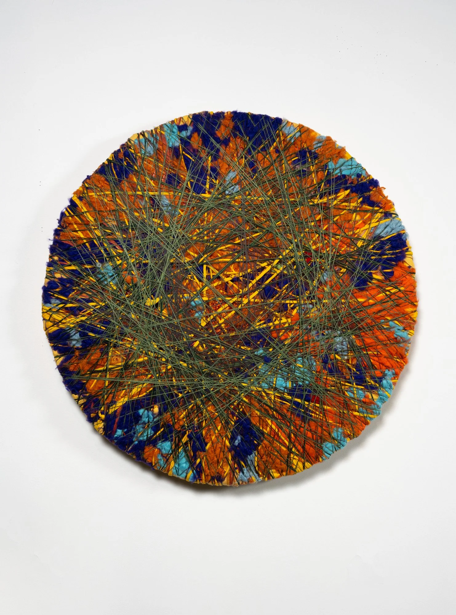  Hicks, Sheila, Tension Discs Gravitating , L J P L M J, 2022. Fibres synthétiques, coton, lin, laine, bois / Synthetic fibers,cotton, linen, wool, wood. 40 ½ dia x 5 ⅛ in 