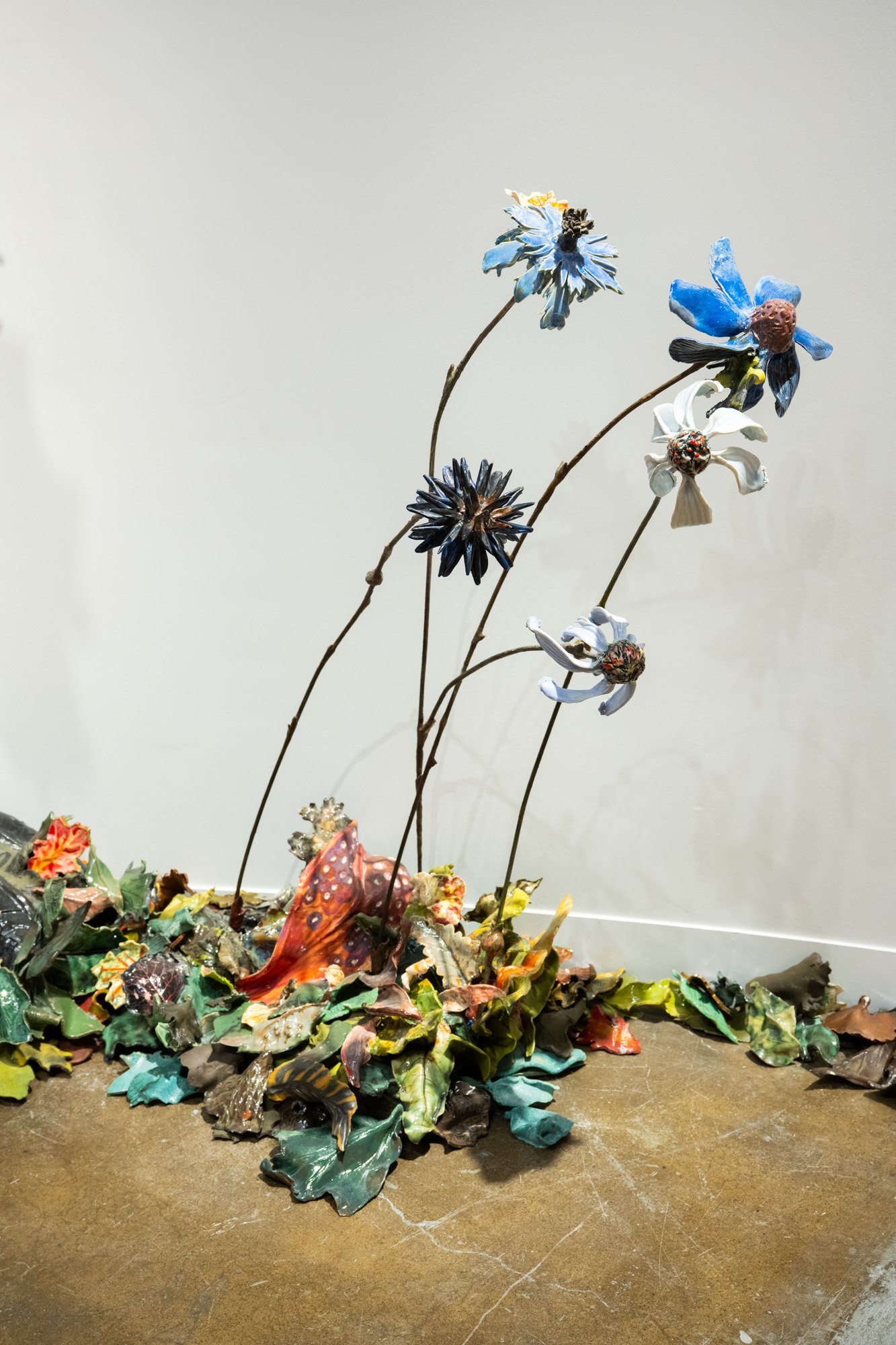  © Studio Lux.  Barbecue , Rebecca Manson, 2024. Porcelaine, vernis, adhésifs, verre /&nbsp;Porcelain, glaze, adhesives, glass / Dimensions variables.&nbsp; 