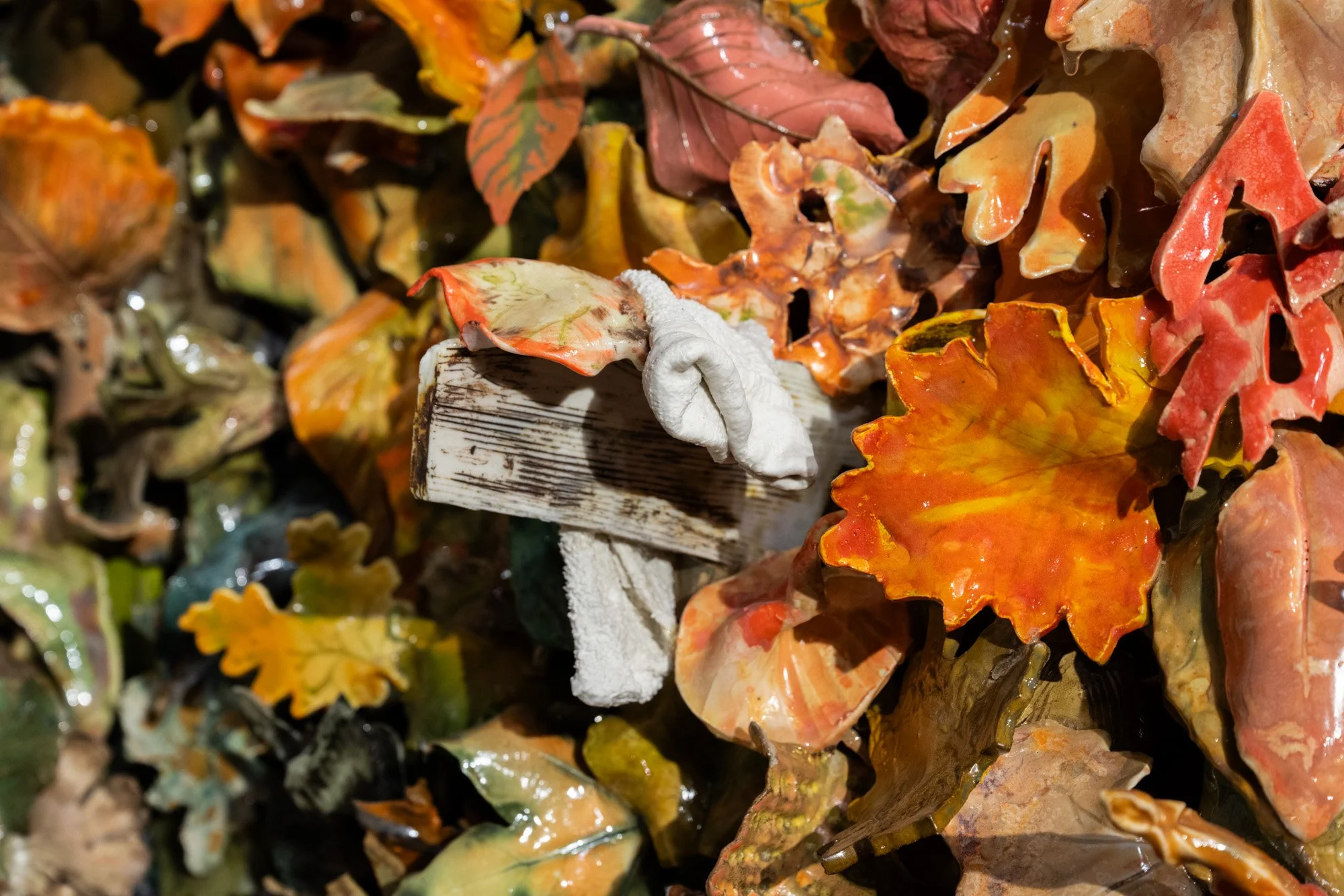  © Studio Lux.  Barbecue , Rebecca Manson, 2024. Porcelaine, vernis, adhésifs, verre /&nbsp;Porcelain, glaze, adhesives, glass / Dimensions variables.&nbsp; 