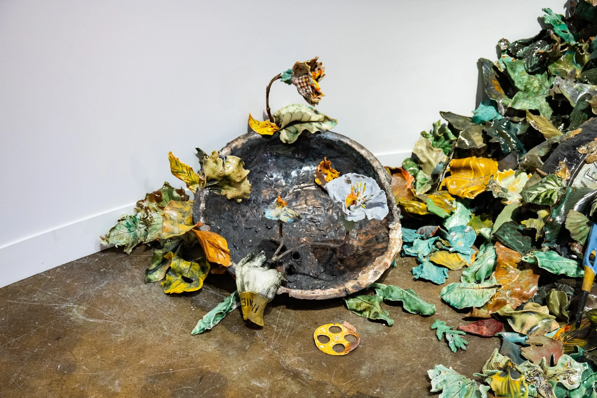  © Studio Lux.  Barbecue , Rebecca Manson, 2024. Porcelaine, vernis, adhésifs, verre /&nbsp;Porcelain, glaze, adhesives, glass / Dimensions variables.&nbsp; 