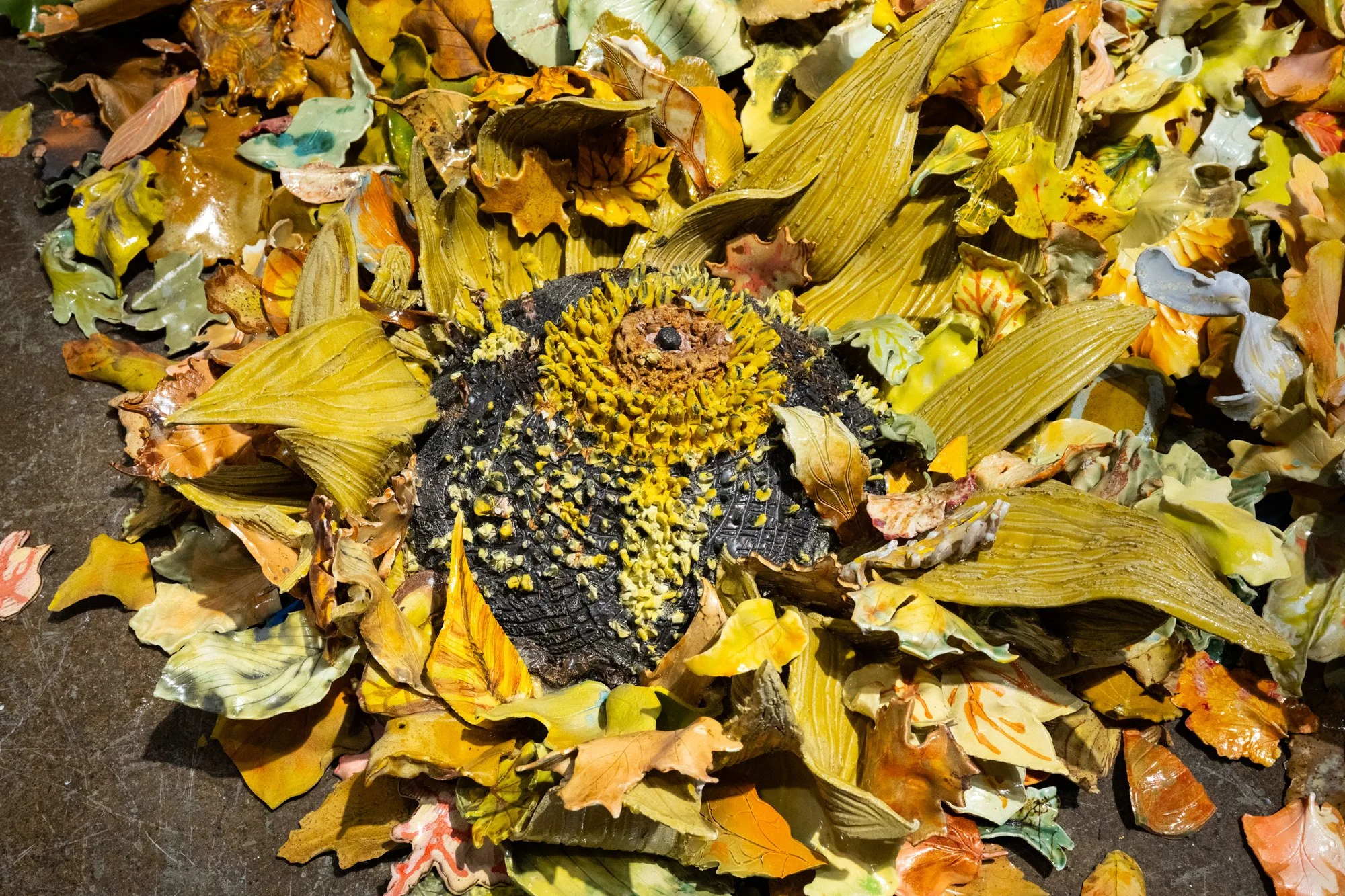  © Studio Lux.  Barbecue , Rebecca Manson, 2024. Porcelaine, vernis, adhésifs, verre /&nbsp;Porcelain, glaze, adhesives, glass / Dimensions variables.&nbsp; 