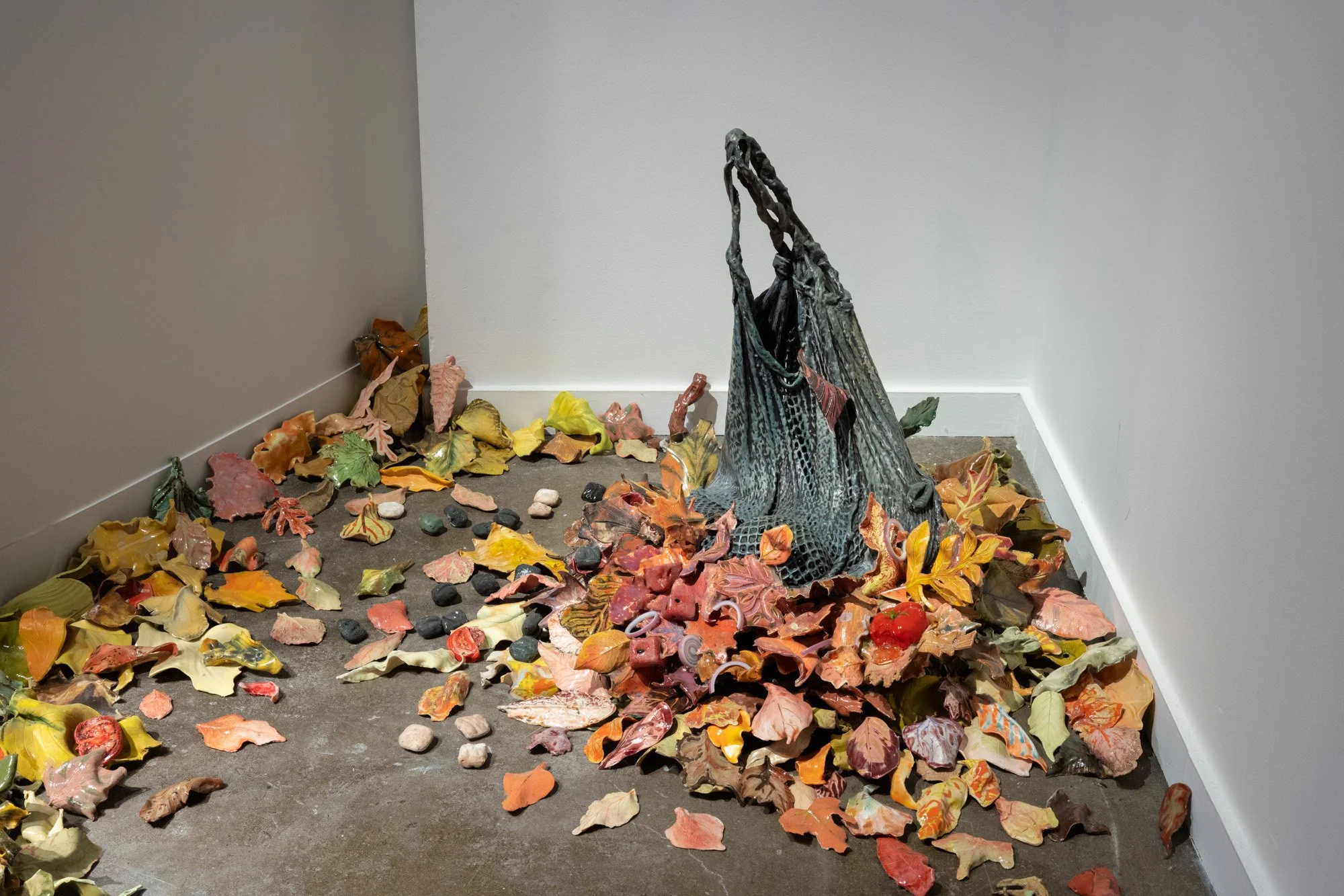  © Studio Lux.  Barbecue , Rebecca Manson, 2024. Porcelaine, vernis, adhésifs, verre /&nbsp;Porcelain, glaze, adhesives, glass / Dimensions variables.&nbsp; 