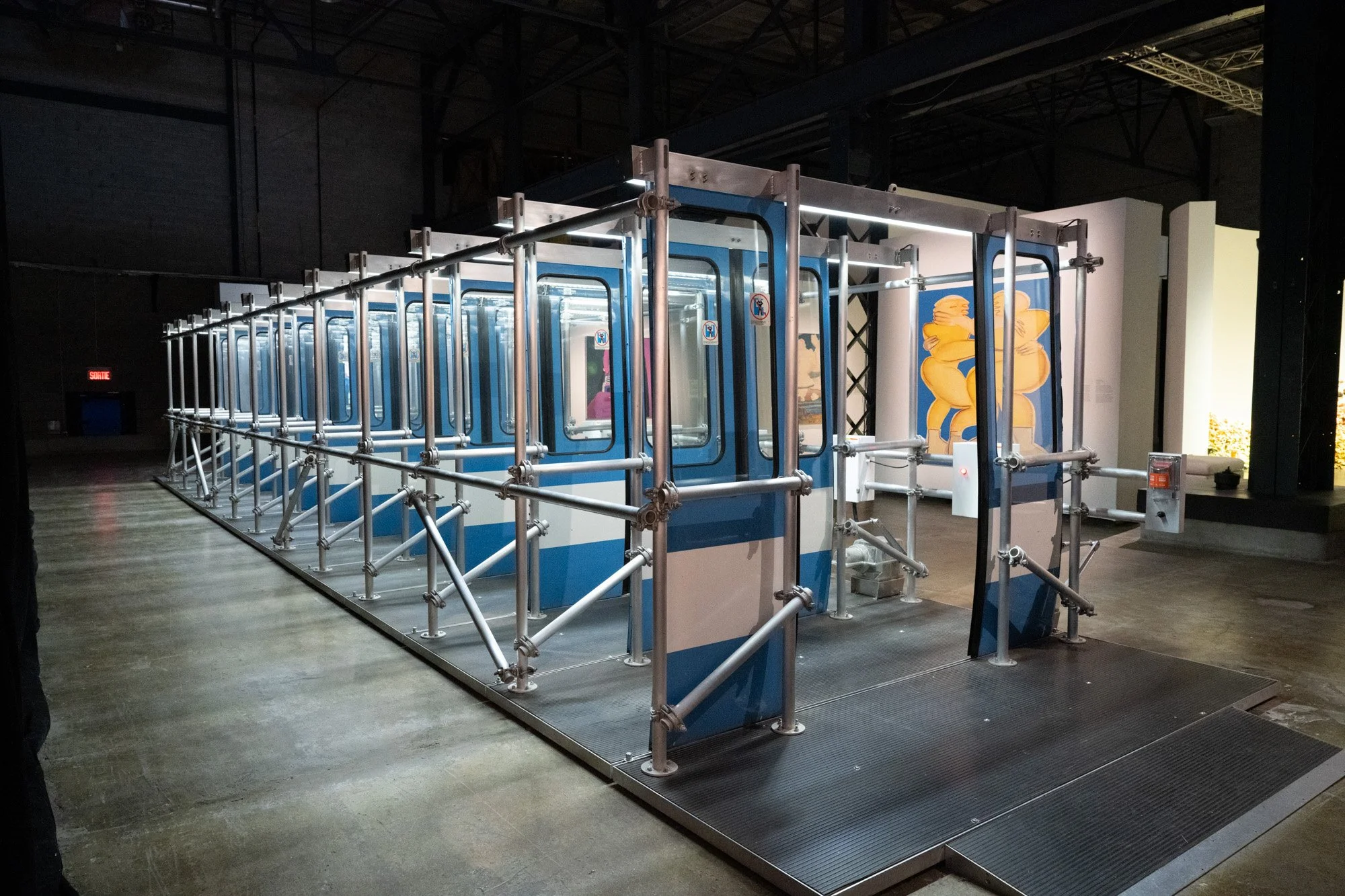  © Studio Lux.  Seuils / Thresholds  - Michel de Broin   Michel de Broin,   2017. Portes de métro récupérées, détecteurs de mouvement / Recovered subway doors, motion detectors. 15 x 3 x 2.3 m. 