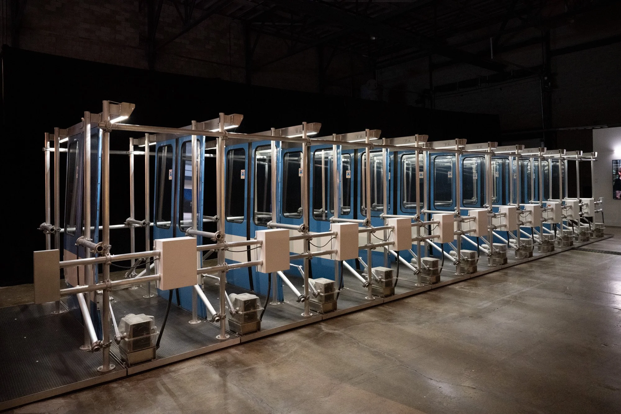  © Studio Lux.  Seuils / Thresholds  - Michel de Broin   Michel de Broin,   2017. Portes de métro récupérées, détecteurs de mouvement / Recovered subway doors, motion detectors. 15 x 3 x 2.3 m. 