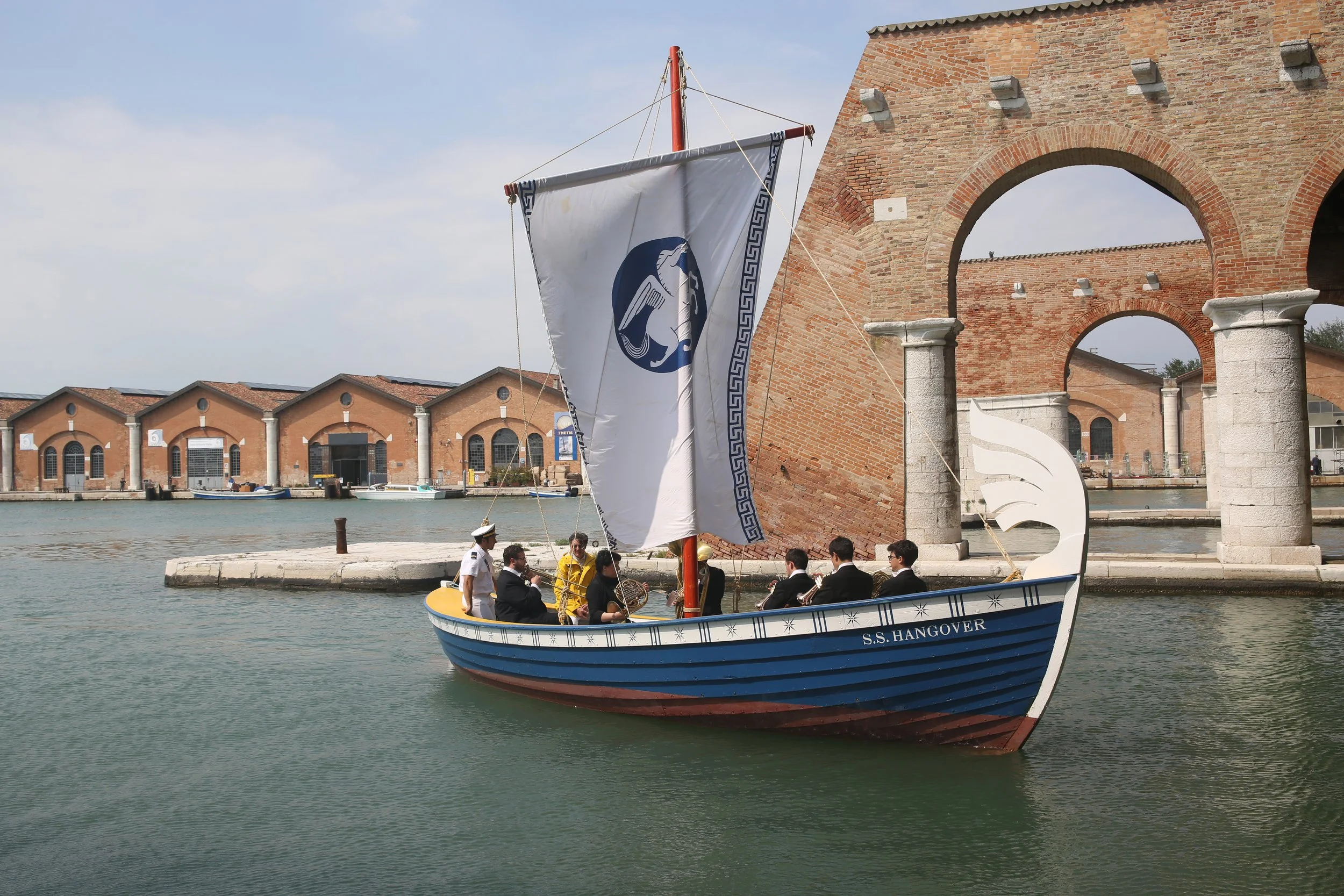   Ragnar Kjartansson , S.S. Hangover, 2013. Performance pour un sextuor de cuivres. Musique de Kjartan Sveinsson. À l’origine joué dans l’Arsenal de Venise, pendant la 55e Biennale de Venise, du 1&nbsp;juin au 24&nbsp;novembre&nbsp;2013, tous les jou