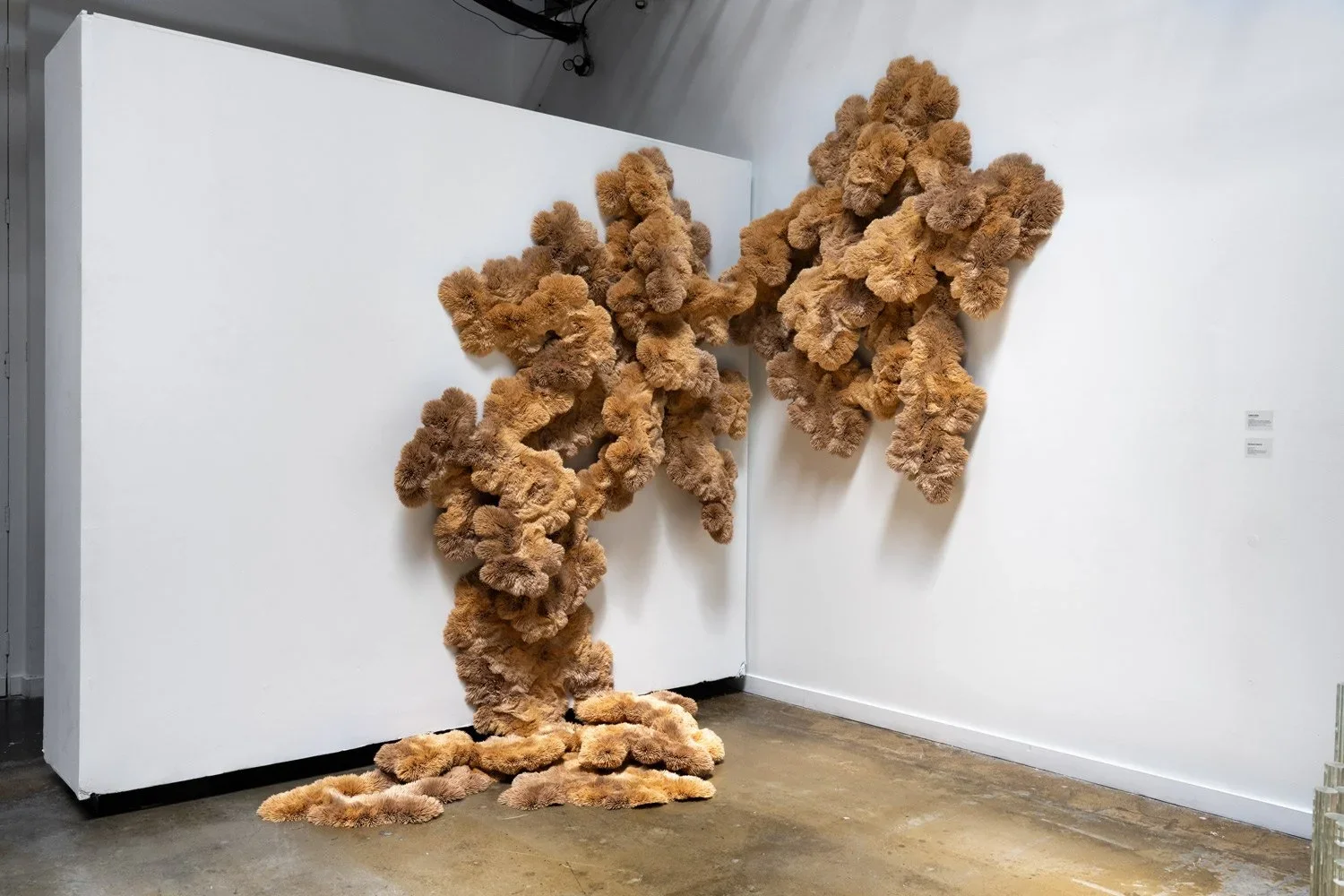   Chris Soal,   Nomad , 2022 Cure-dents en bois de bouleau et de bambou maintenus dans un scellant en polyuréthane, sur panneau / Bamboo and birch wood tooth-picks, held in polyurethane sealant on board 309,9 x 399,7 x 99,7 cm / 122 x 157 ⅜&nbsp; x 3