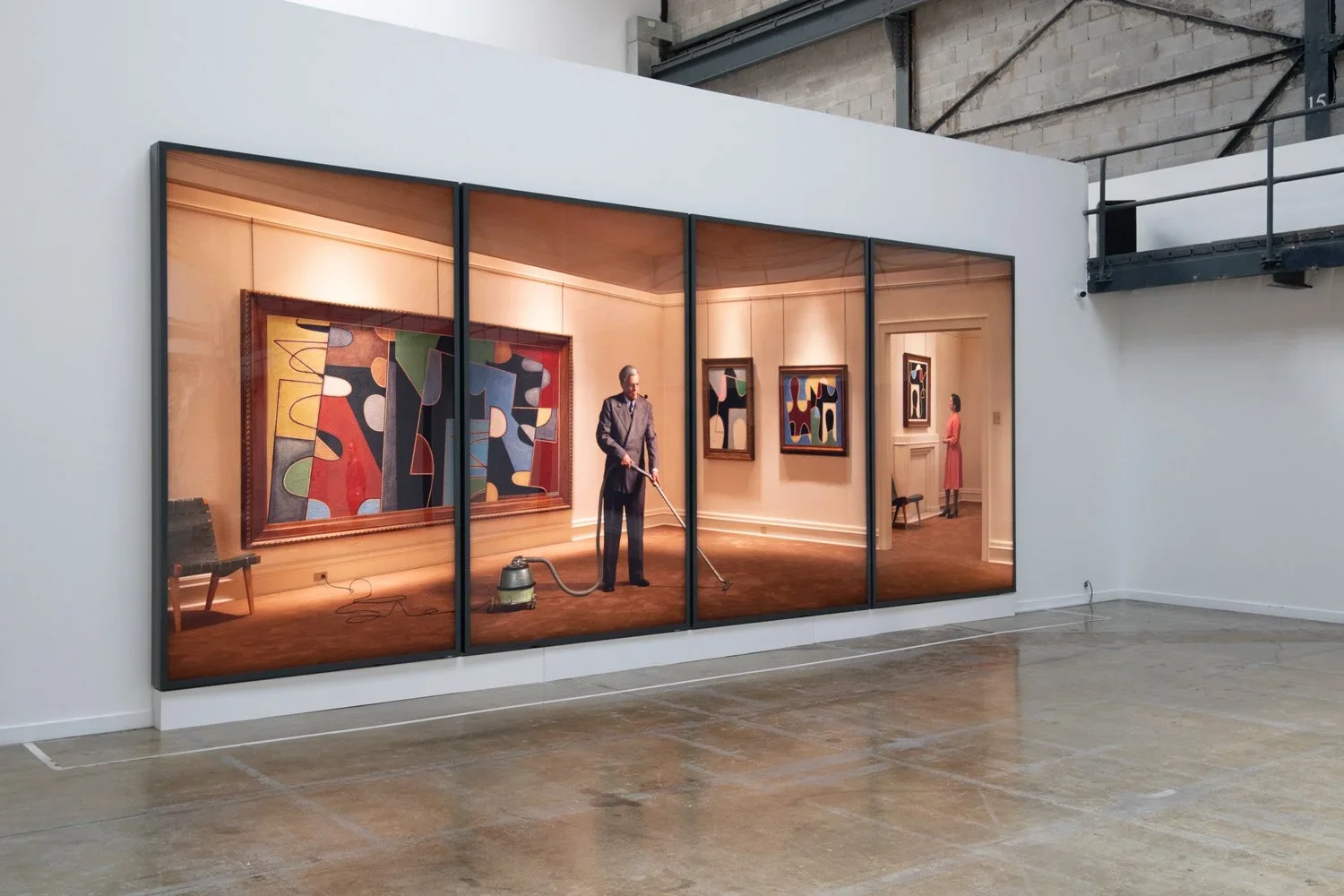   Rodney Graham  , Vacuuming the Gallery 1949 , Ed. 3/3, 2018 Quatre boîtes lumineuses en aluminium avec impressions chromogènes sur transparents / Four painted aluminum lightboxes with transmounted chromogenic transparencies 303,53 x 726,44 x 17,78 