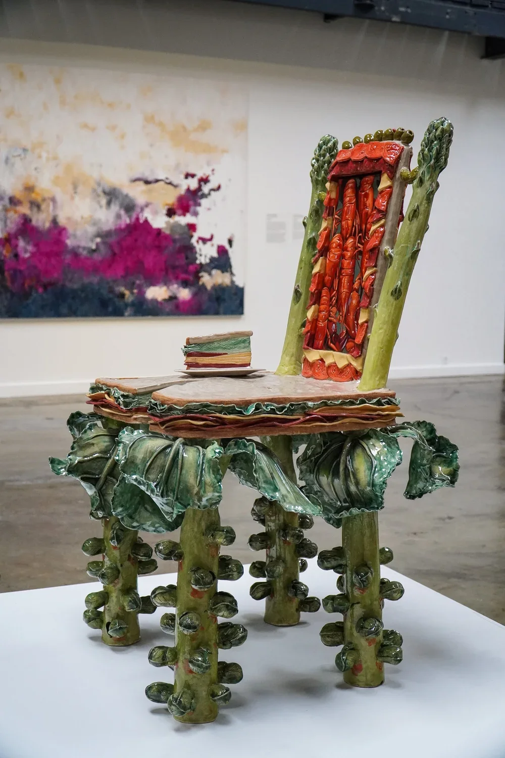   Stephanie Temma Hier,   Tuesday's lunch,  2024 Huile sur lin et sculpture de grès émaillé / Oil on linen with glazed stoneware 106,7 x 68,6 x 71 cm / 42 x 27 x 28 in © Studio Lux 
