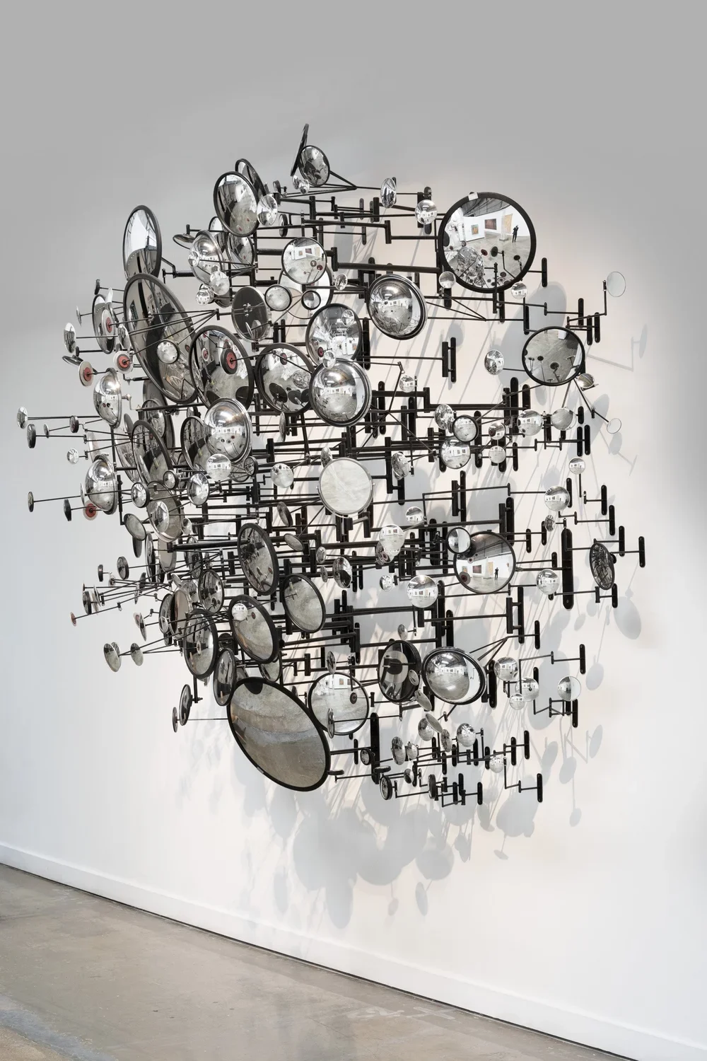   Caldwell Graham,   Compound Eye , 2008 Miroirs et matériel en acier / Mirrors and steel hardware 233,68 × 248,92 × 127 cm/ 92 x 98 x 50 in. © Studio Lux 