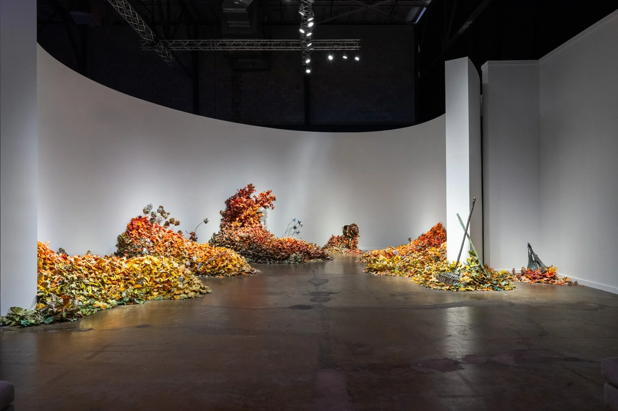   Rebecca Manson,   Barbecue , 2024 Porcelaine, vernis, adhésifs, verre /&nbsp;Porcelain, glaze, adhesives, glass Dimensions variables / varying dimensions © Studio Lux 