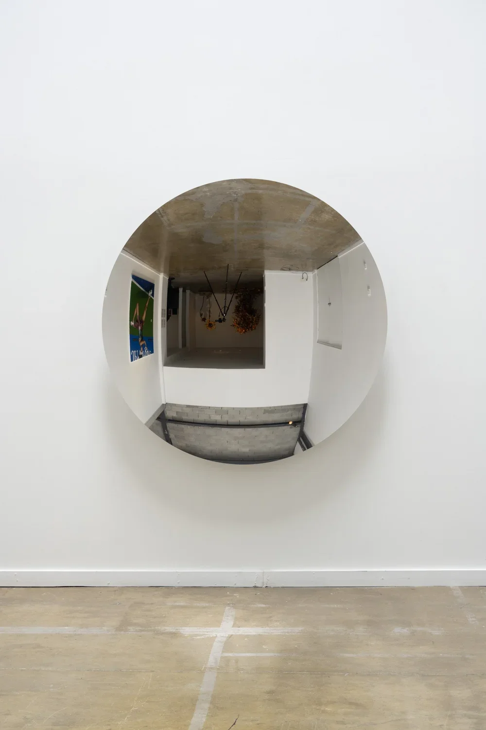   Kapoor Anish , Mirror, 2015 Acier inoxydable / Stainless steel.                                                              160,02 × 160,02 × 18,10 cm / 63 x 63 x 7 1/8 in. © Studio Lux 