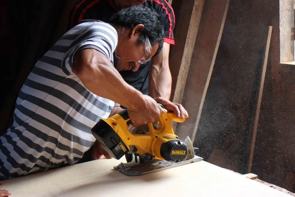 ecuador-Jose_builds_an_Ohorizons_Wood_Mold.jpeg