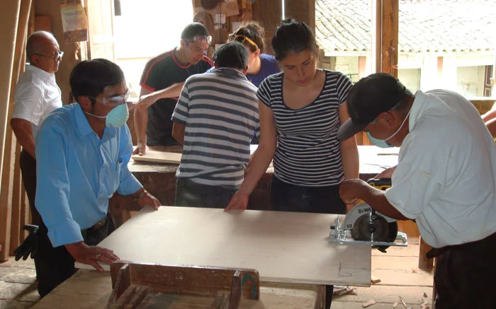 Making the Wood Mold. From L to R: a local rotary member observing, Hugo, Fabian, Jose (striped polo), OHorizons Executive Director Natalie Relich (yellow sunglasses), Isabel (translator & volunteer), & Evelio.