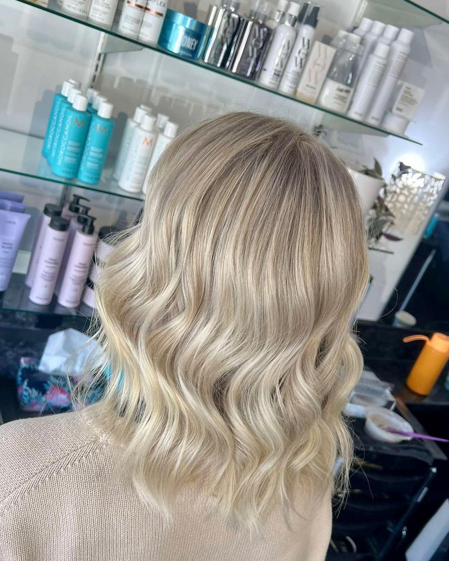 Proud is an absolute understatement. Emmie is smashing out the colours! Hit us up  for bookings with her for all your colour and styling needs 💫 

#fabhaircompany #khandallahsalon #khandallahvillage #nzhairdresser #nzhair #blondehair #whiteblonde #c