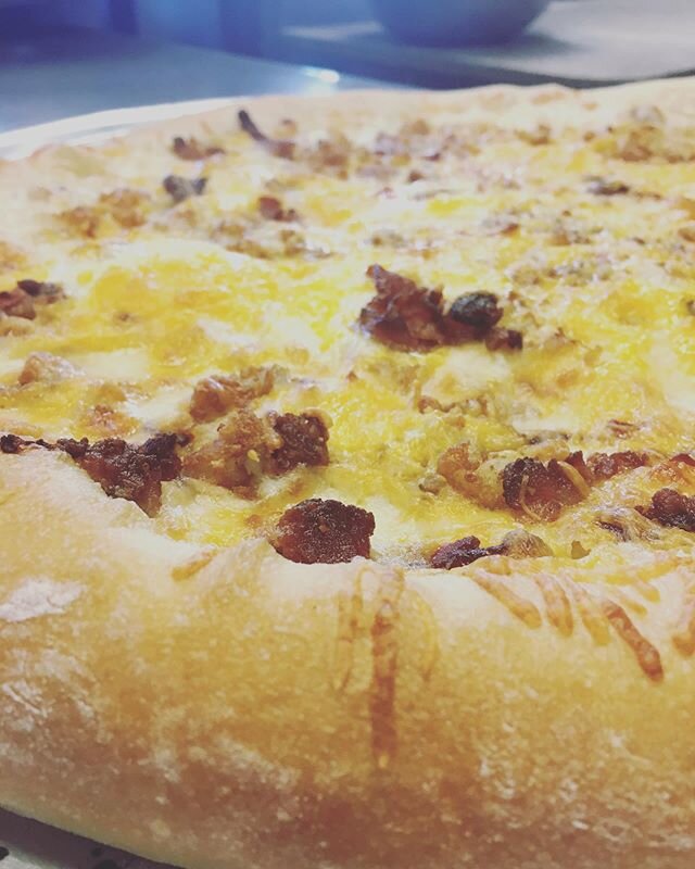 Come on in and grab some breakfast! Today&rsquo;s Breakfast slice: Bacon, egg &amp; Cheese! Hit up our website to check out the rest of our Breakfast Menu ☀️ #pizza #Breakfast #wegotcoffeetoo #glenwoodsprings #russosgws #riseandshine #takeout #curbsi