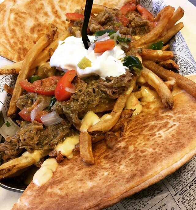 Ricardo Verde Fries! Pork Green Chile, Chili Con Queso, Pico, Sour Cream and Quesadilla #frenchfries #instayum #pico #lunch #todaysspecial #dinein #carryout #glenwoodsprings #coloradoeats #russosgws