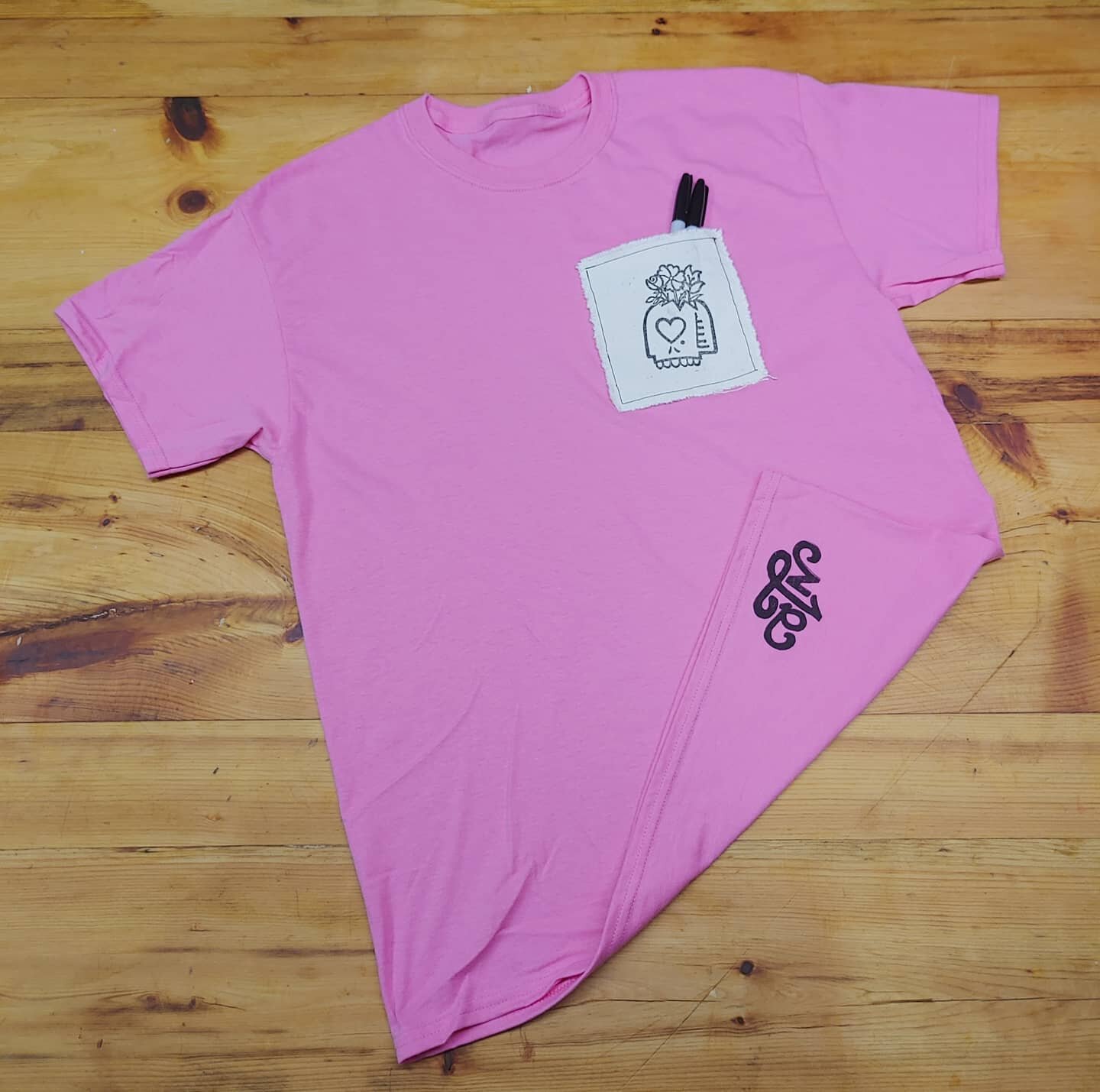 These shirts are making me thirsty
🧋🥤🍹🍺🍻🥂🥃🍷🍸
~drinking up summer colours~
Available on my site in bio
#njrdoodler #scrollcitystudios #clothes #print #patch #halifax #patio #drinks #pink