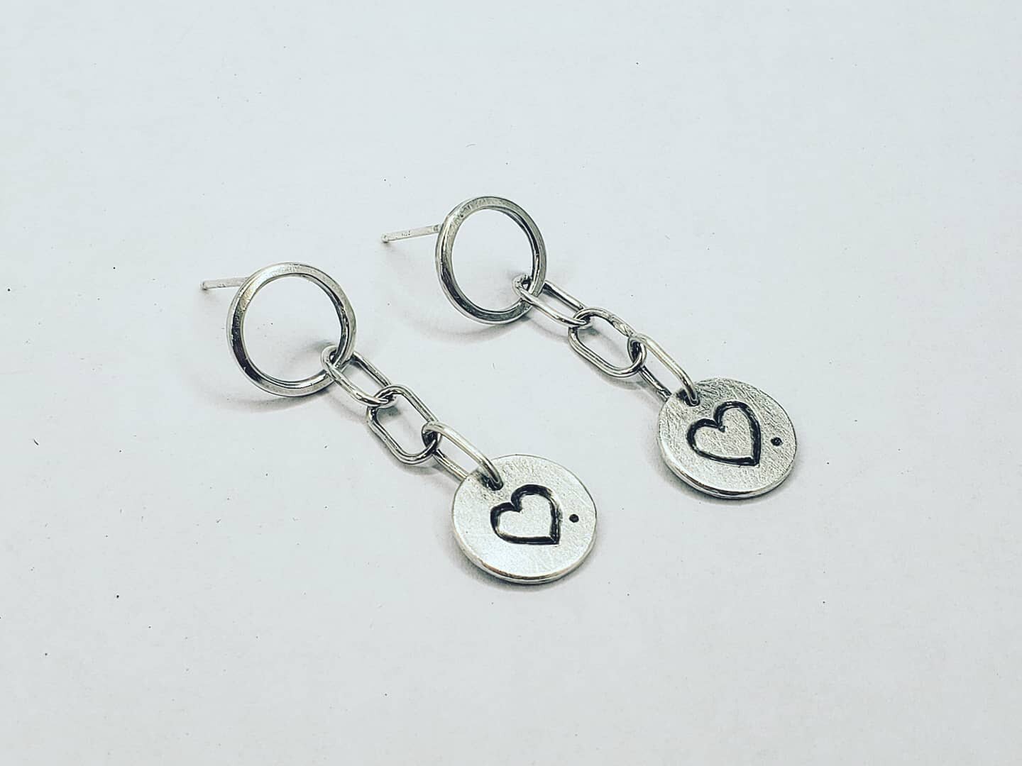 Fall in with a ball and chain.
Sterling silver earrings
#jewellery #jewelry #earrings
#hearts #ball #contemporaryjewellery #contemporaryjewelry #njrjeweller #chain #danglingearrings