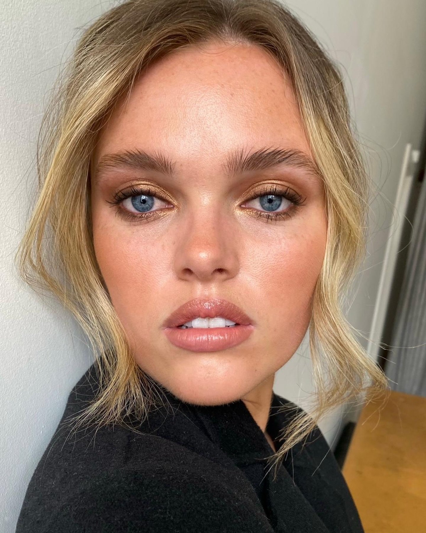 Disco gold for the win ✨ @bellagard @pridemodels 

Product breakdown:
Hair - @oribe Tres Set Structure Spray &amp; 
Swept Up Volume Powder Spray

Face:
Skin Prep - @rationale #2 The Light Creme
Foundation- @armanibeauty Luminous silk
Concealer @kosas