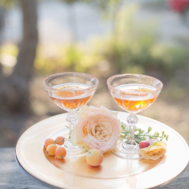 Golden Apple Cider perfect for an Apple Season Wedding.  Photo: @laurianafortuna Vintage Rentals/Planner: @cherie.weddings Venue: Private Estate #appleseasonweddings #weddingplanner
#socalbride
#socalweddingplanner
#beautifulweddings
#weddingdetails
