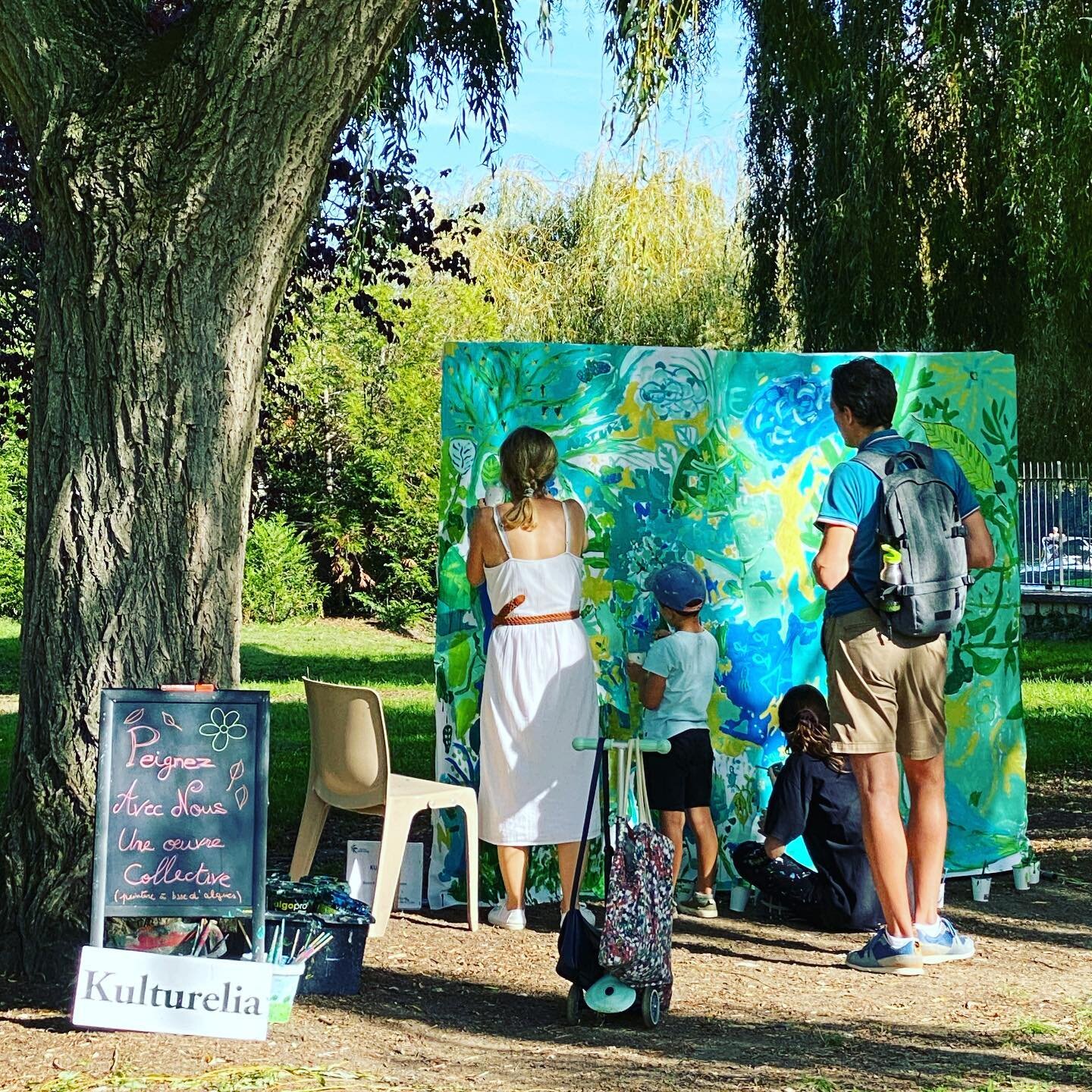 L&rsquo;&oelig;uvre prend forme peu &agrave; peu sous les pinceaux des petits et grands artistes 🎨
Festival&ldquo;Art et Climat&rdquo; organis&eacute; par @carrieres_transition_ecolo avec le soutien de la ville de @ville_carrieres 🙌🌱🪴🍀🌿 avec de