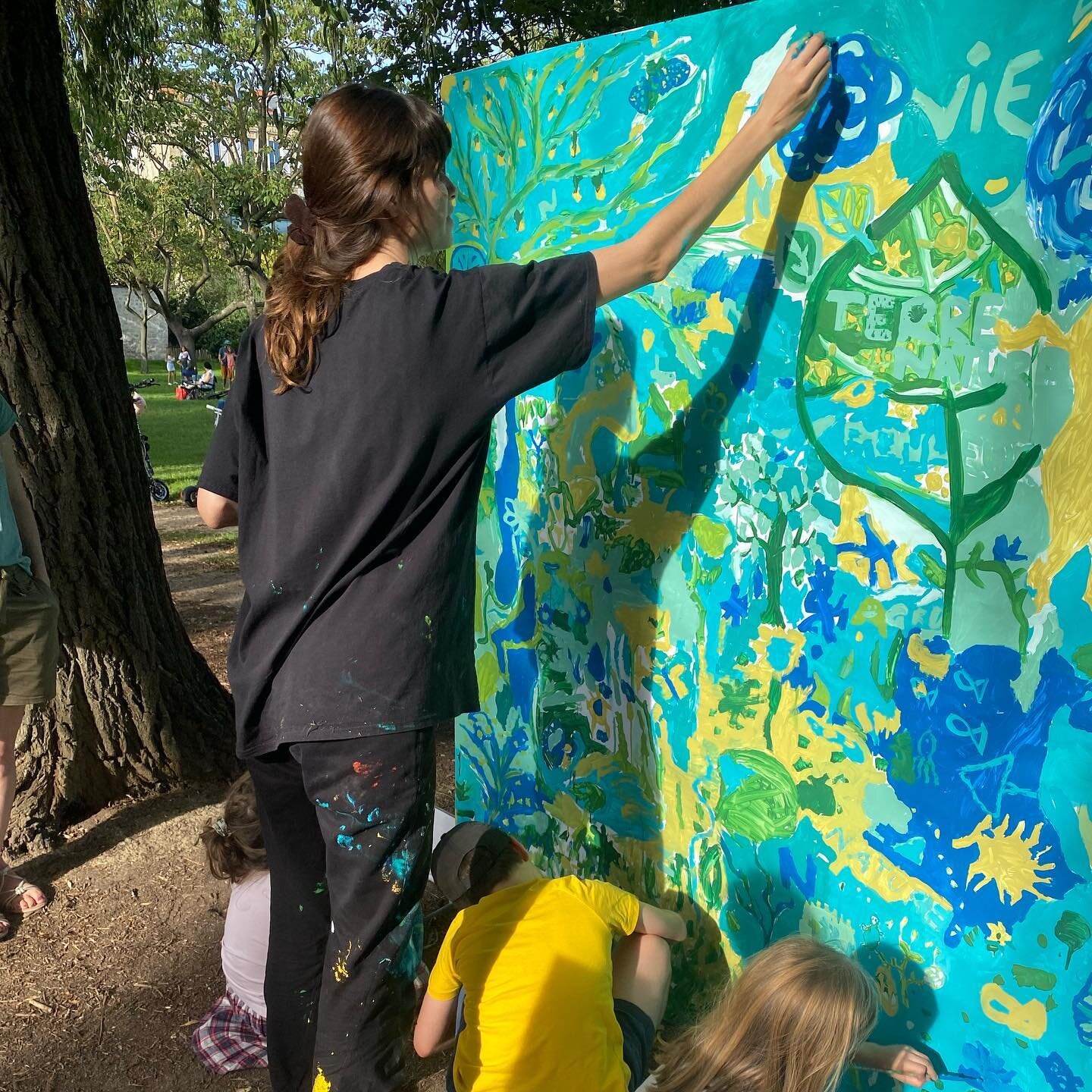 L&rsquo;&oelig;uvre presque finalis&eacute;e 🎨 lors du Festival&ldquo;Art et Climat&rdquo; organis&eacute; par @carrieres_transition_ecolo avec le soutien de la ville de @ville_carrieres 🙌🌱🪴🍀🌿 avec de la peinture &agrave; base d'algues! @algope