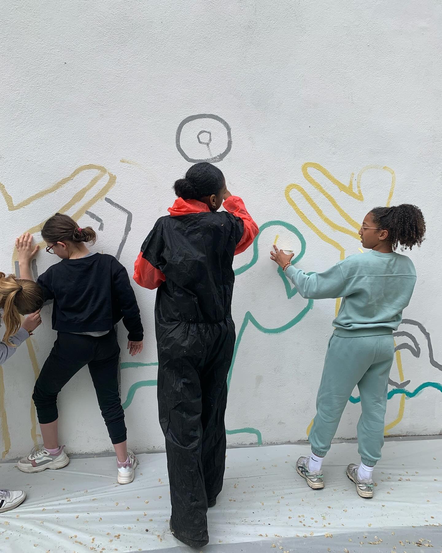 Laisse une trace sur le mur du coll&egrave;ge Jean Jaur&egrave;s de Levallois Perret 🤩 les jeunes participants se transforment en mod&egrave;les et artistes! La fresque en mouvement ! 

#collegejeanjaures @villelevallois #fresque @kulturelia #mouvem
