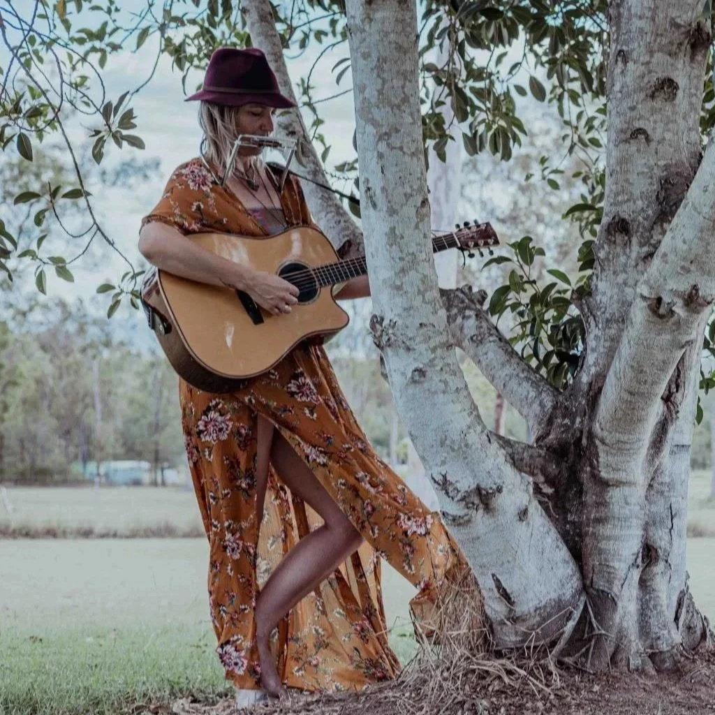 PETA BRISBANE COUNTRY SINGER CORPORATE PARTY LIVE PERFORMANCE MUSICIAN HIRE