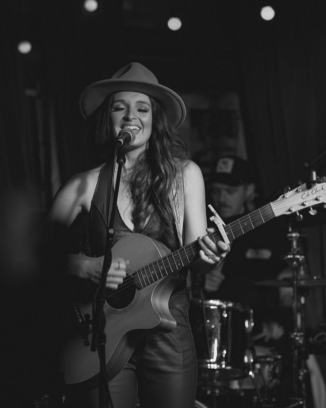 DAKOTA country blues singer | Melbourne | www.artist-bookings.com