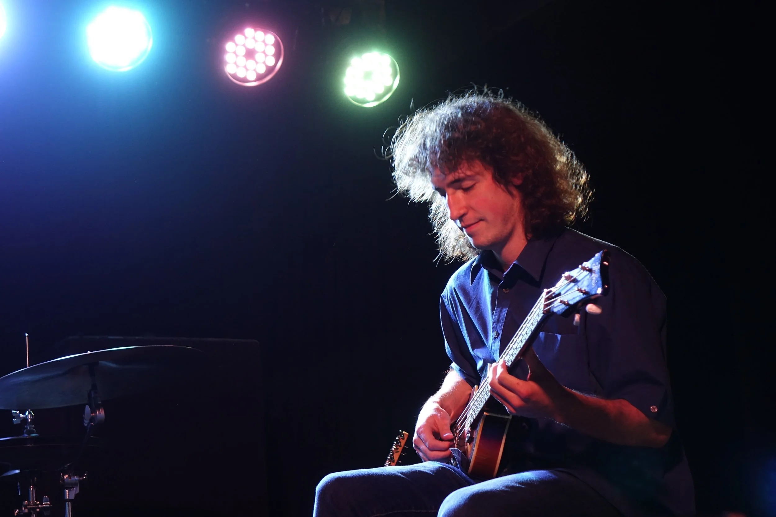 Hire Guitarist Melbourne | VINCENT acoustic and electric jazz-folk guitarist | Artist Bookings